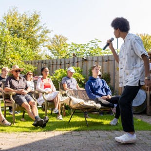 Gluren bij de Buren